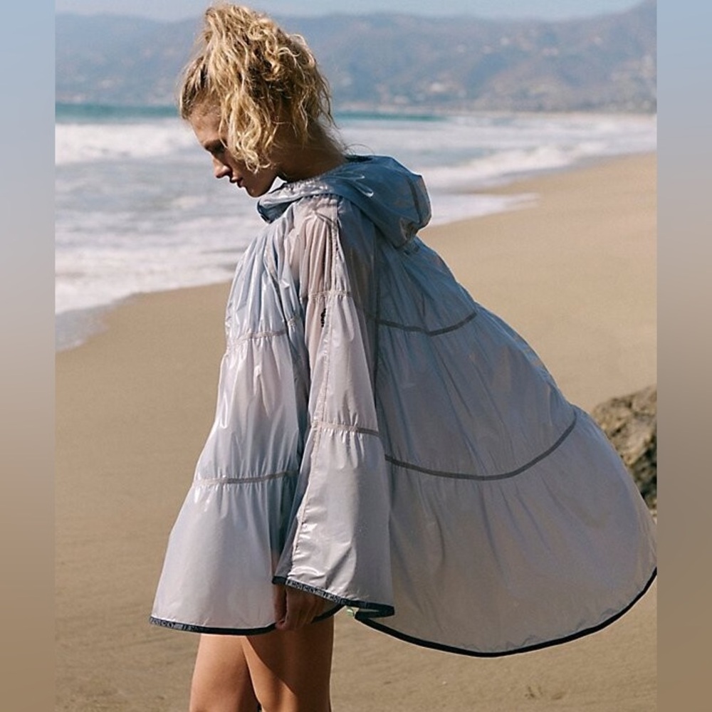 FREE PEOPLE 
Rain Drop Packable Poncho - Titanium